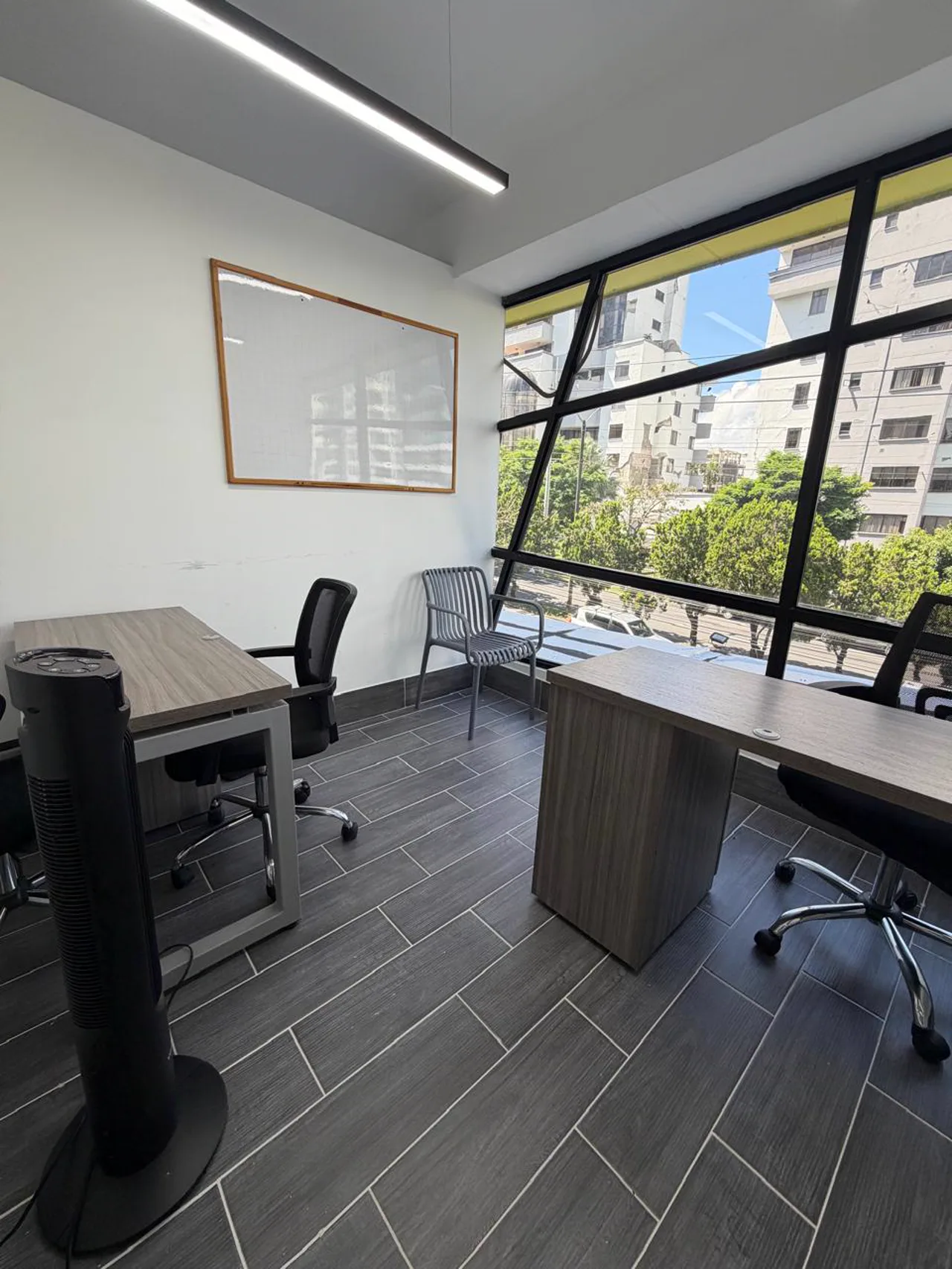 Oficina privada con vista exterior